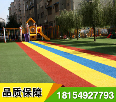 幼兒園定制人造草坪以專用設(shè)計,使用成本少,維護(hù)保養(yǎng)方便,環(huán)保安全,外形美觀,適應(yīng)性強(qiáng)等優(yōu)勢,全面覆蓋和替代了傳統(tǒng)塑膠和PVC等鋪裝材料.